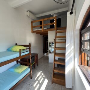 Quarto com mezanino e banheiro privado: Europa