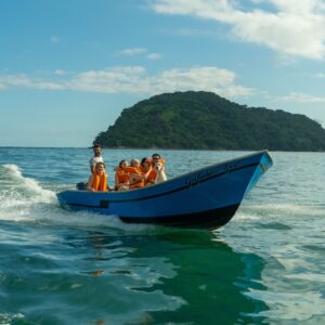 Passeio Barco saindo de Picinguaba com almoço