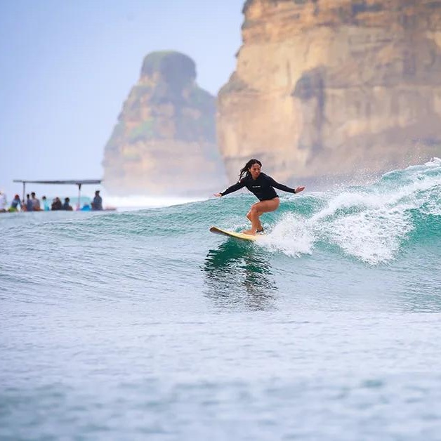 girls surfing Gerupuk